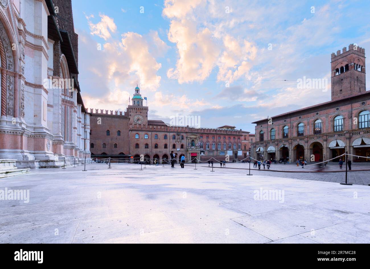 Bologna, Italia. Piazza maggiore con Torre dell'Orologio e Torre dell'Arengo, punto di riferimento della provincia storica dell'Emilia-Romagna Foto Stock