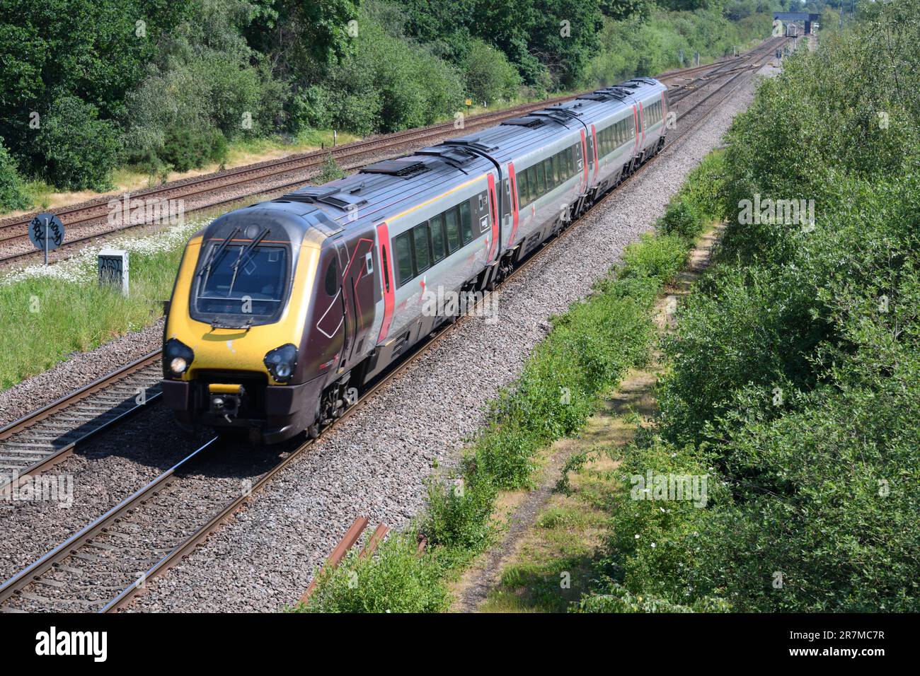 220 4 auto di classe Crosscountry Voyager 220016 che opera a lunga distanza 07:01 da Edimburgo a Plymouth, presso North Stafford Junction, il 16 giugno 2023 Foto Stock