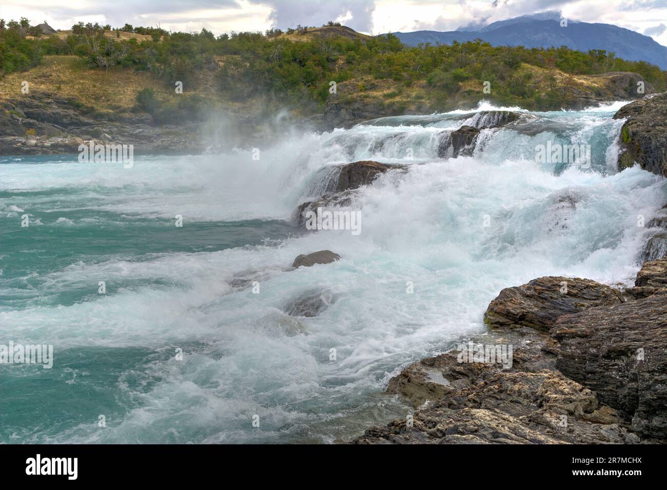 Fiume di montagna turchese Baker in Patagonia cilena Foto Stock