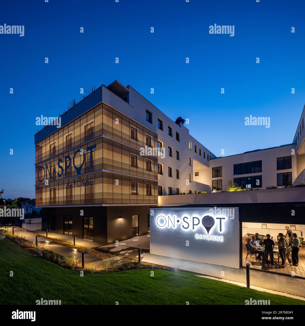 Vista notturna della costruzione Bayonne sul POSTO, edificio di uffici con servizi condivisi (spazi di coworking) nei Paesi Baschi (Bayonne, Francia). Foto Stock