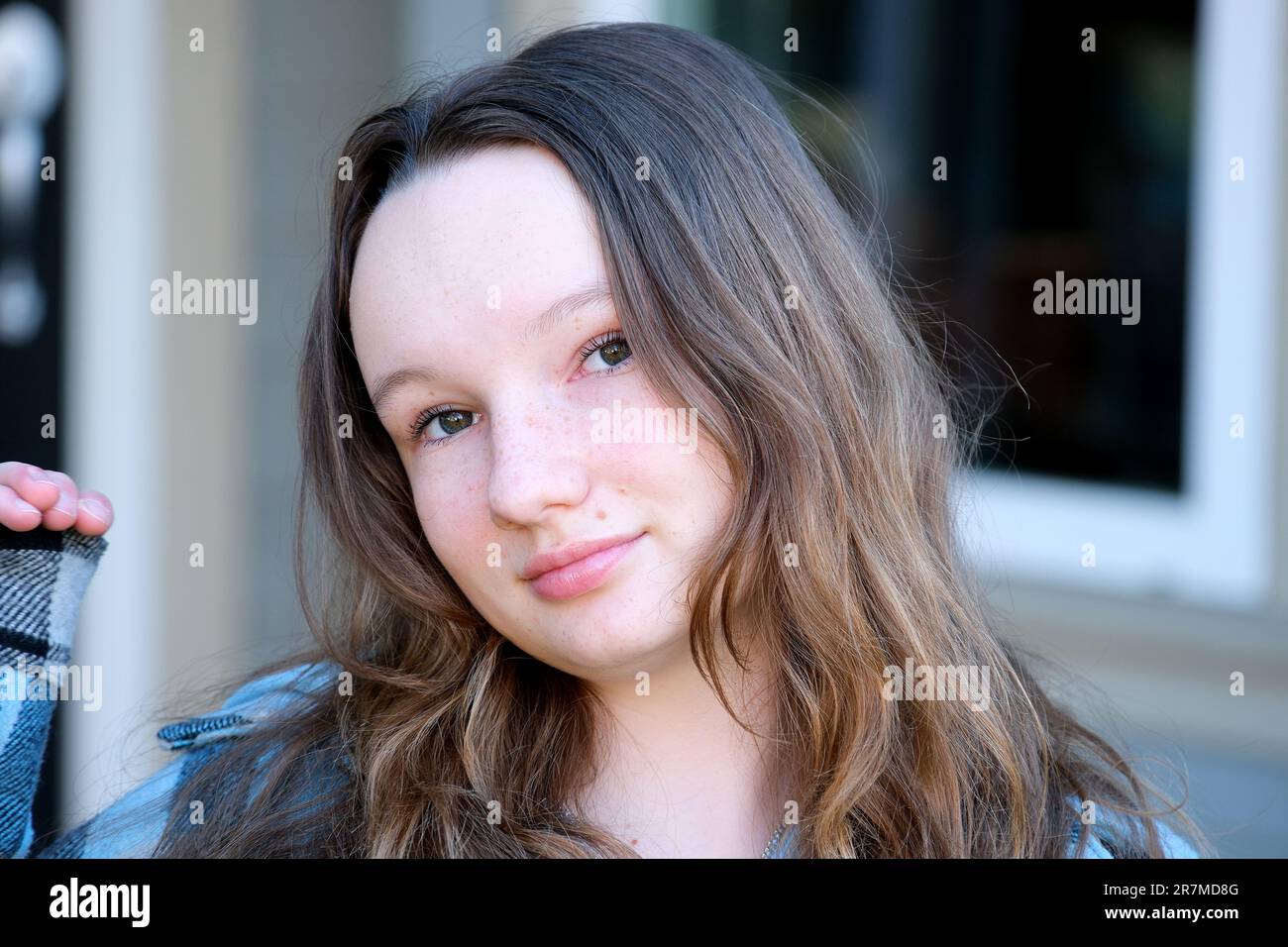 Ritratto di successo professionale carino grazioso dolce donna affascinante in camicia a scacchi con faccia rotonda grandi guance guardando la fotocamera isolato su sfondo grigio. Foto di alta qualità Foto Stock