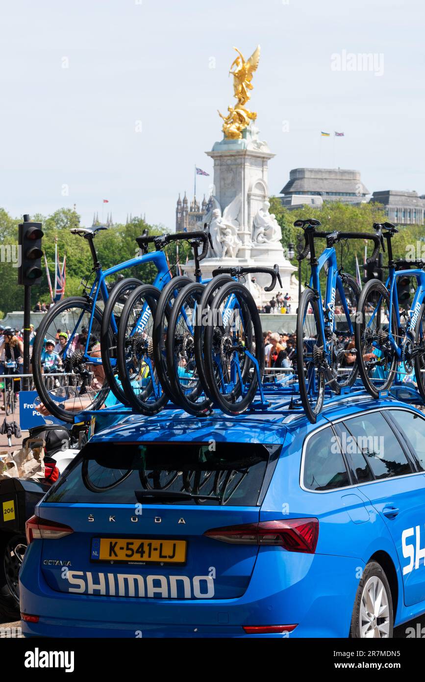 Veicolo di servizio Shimano per la gara ciclistica RideLondon Classique Stage 3 UCI Women's World Tour intorno alle strade nel centro di Londra, Regno Unito. Vettura neutra Foto Stock