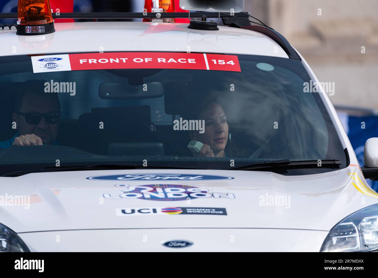 Davanti alla gara ciclistica RideLondon UCI Classique Women's WorldTour. Commento dal vivo sulle corse Foto Stock