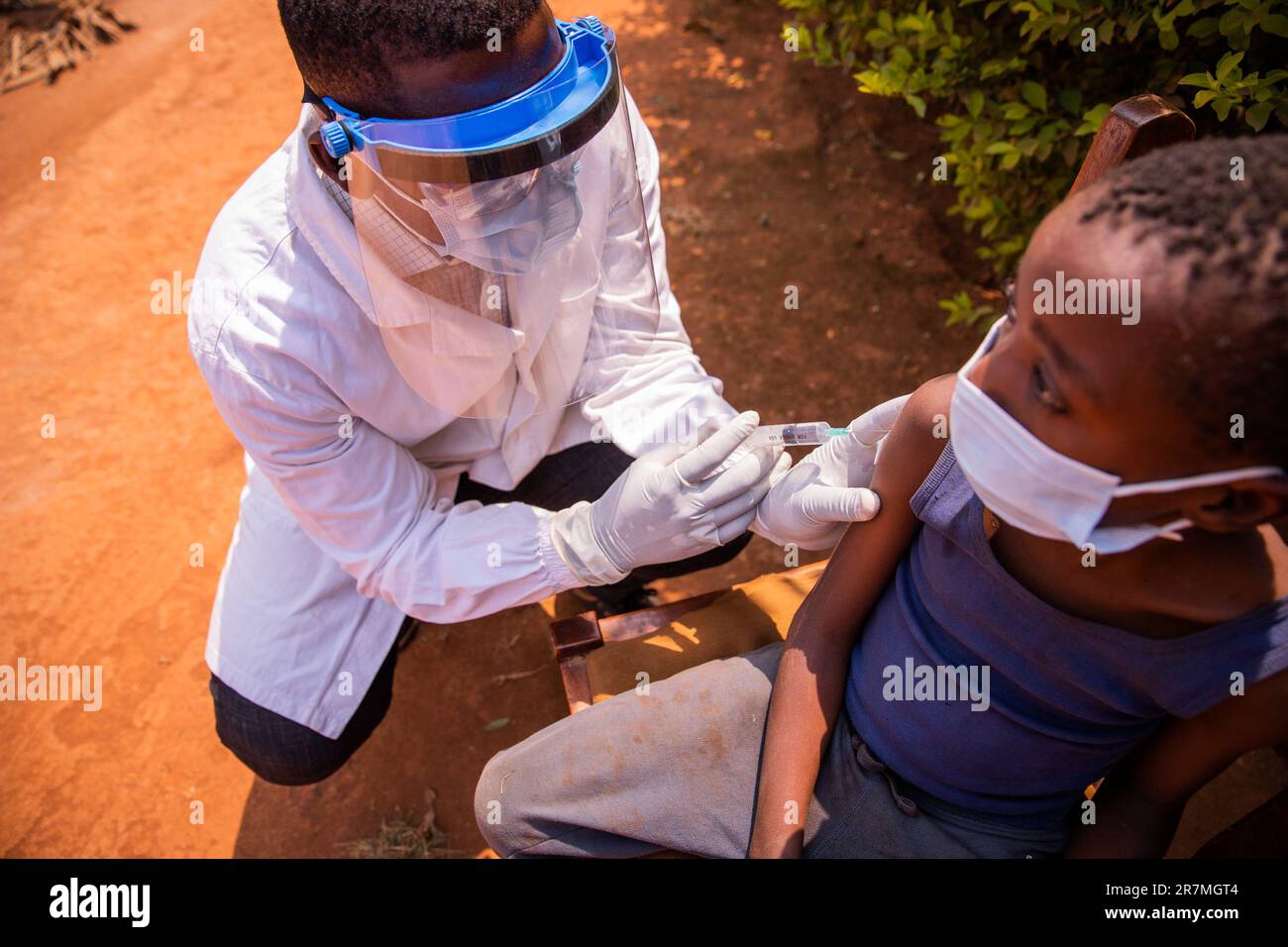 Un medico vaccina un bambino in Africa durante una visita medica Foto Stock