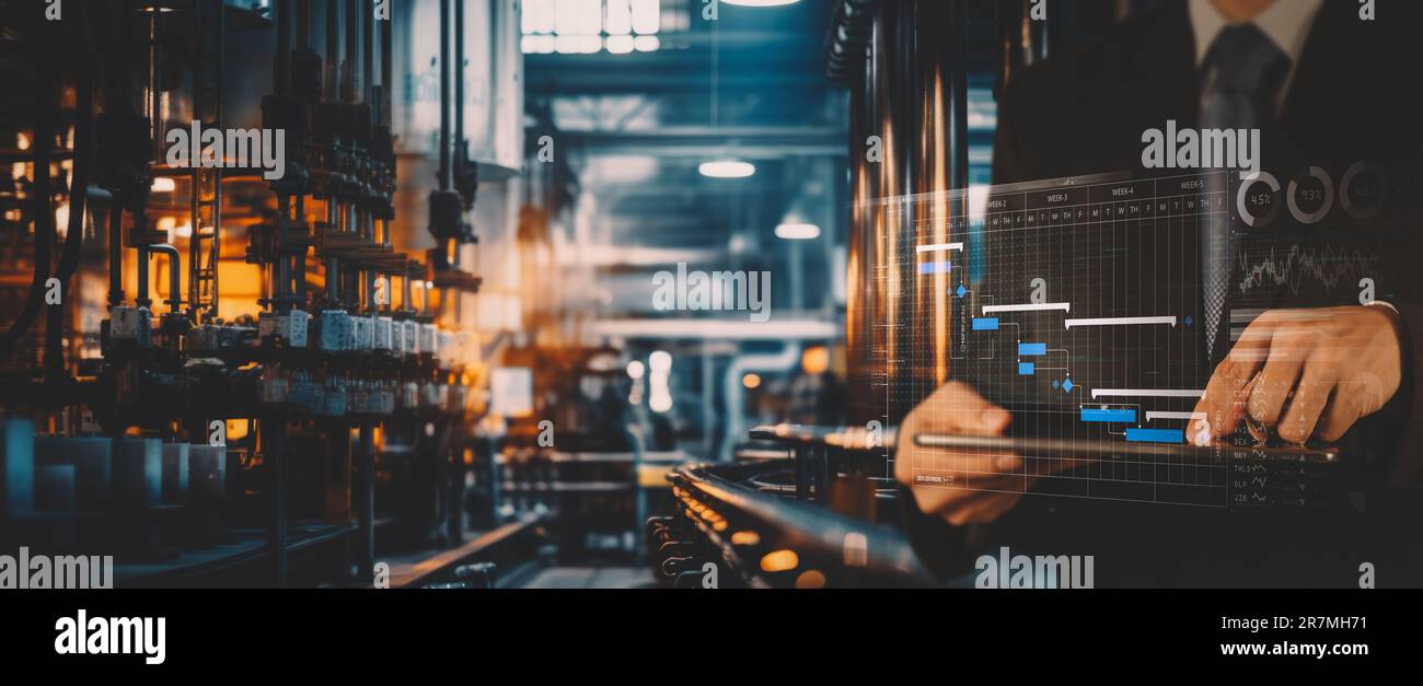 Responsabile tecnico ingegnere industriale che lavora e controlla robotica con software di sistema di monitoraggio della pianificazione e connessione di rete Icon Industry su ta Foto Stock