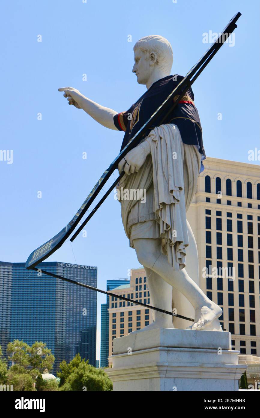 Kit Vegas Golden Knights e bastone da hockey su ghiaccio su una statua di Caesar prima della seconda partita delle finali della NHL Conference, Paradise Las Vegas Nevada USA Foto Stock