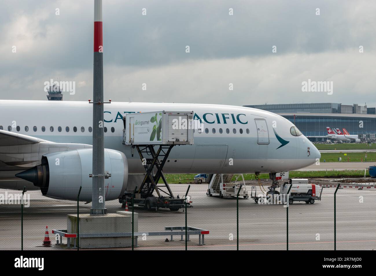 Zurigo, Svizzera, 2 maggio 2023 l'aeromobile B-LQC Cathay Pacific Airbus A350-941 parcheggia sul piazzale Foto Stock