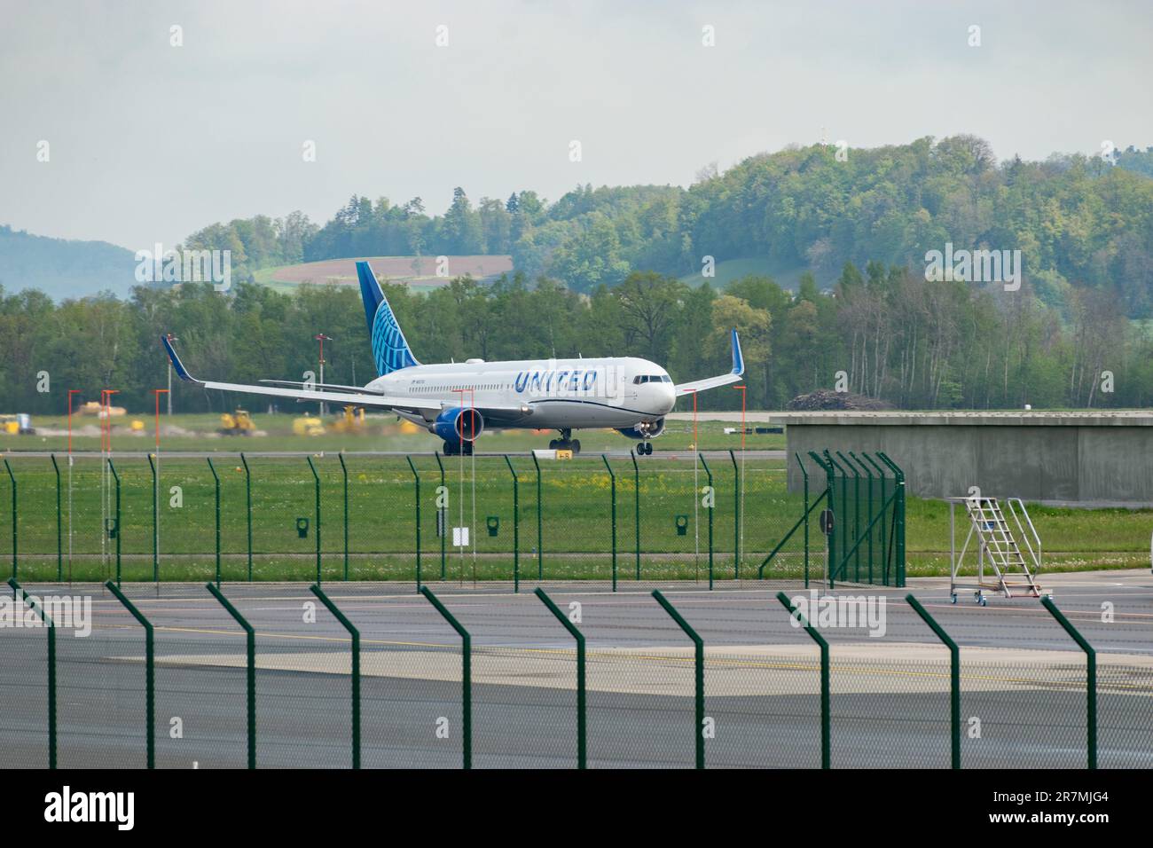 Zurigo, Svizzera, 2 maggio 2023 l'aeromobile N-667UA United Airlines Boeing 767-322 parte dalla pista 16 Foto Stock