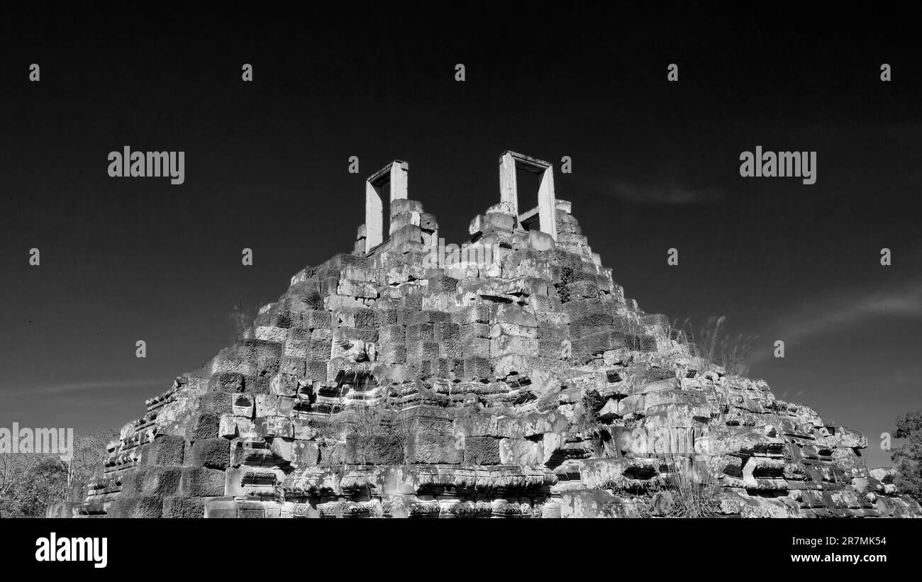 La cima di un'antica piramide di pietra cambogiana, rovine medievali adagiato contro un chiaro cielo del sud-est asiatico. Foto Stock