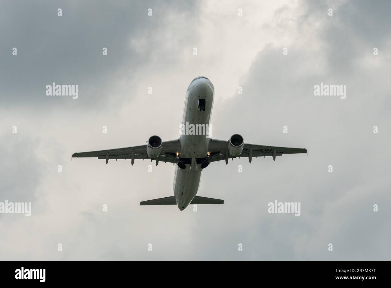 Zurigo, Svizzera, 2 maggio 2023 gli aeromobili HB-IOH Swiss International Airlines Airbus A321-111 decollano dalla pista 28 Foto Stock