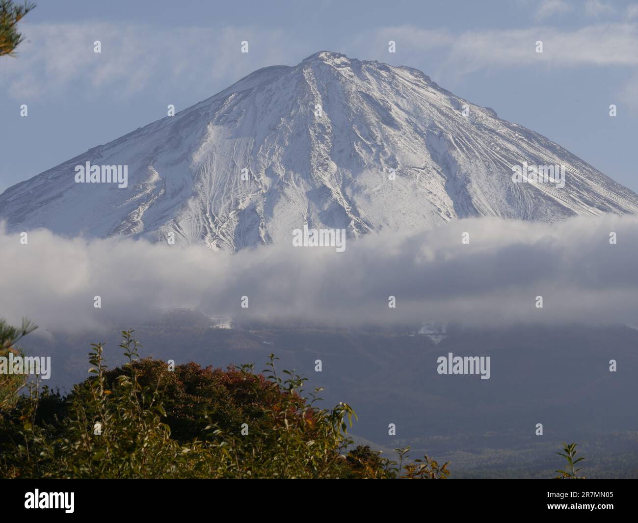Monte Fuji in ottobre, vista dalla zona dei cinque laghi in Giappone. Nuvola alla base del Fuji san con copertura nevosa Foto Stock