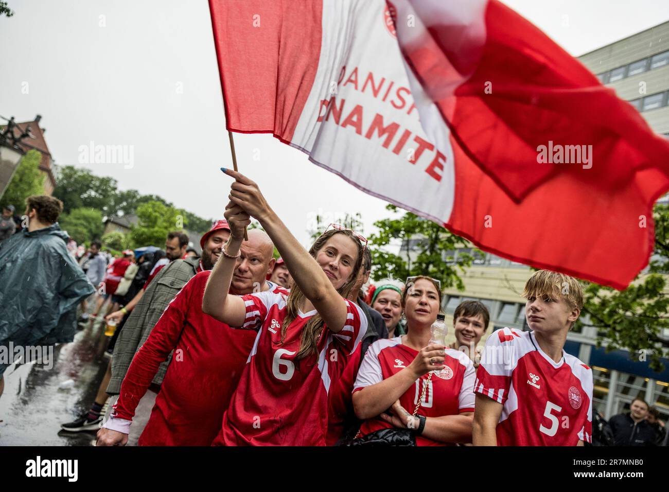 Copenaghen, Danimarca. 16th giugno, 2023. Gli appassionati di calcio danesi arrivano allo stadio prima della partita di qualificazione UEFA euro 2024 tra Danimarca e Irlanda del Nord a Parken a Copenaghen. (Photo Credit: Gonzales Photo/Alamy Live News Foto Stock