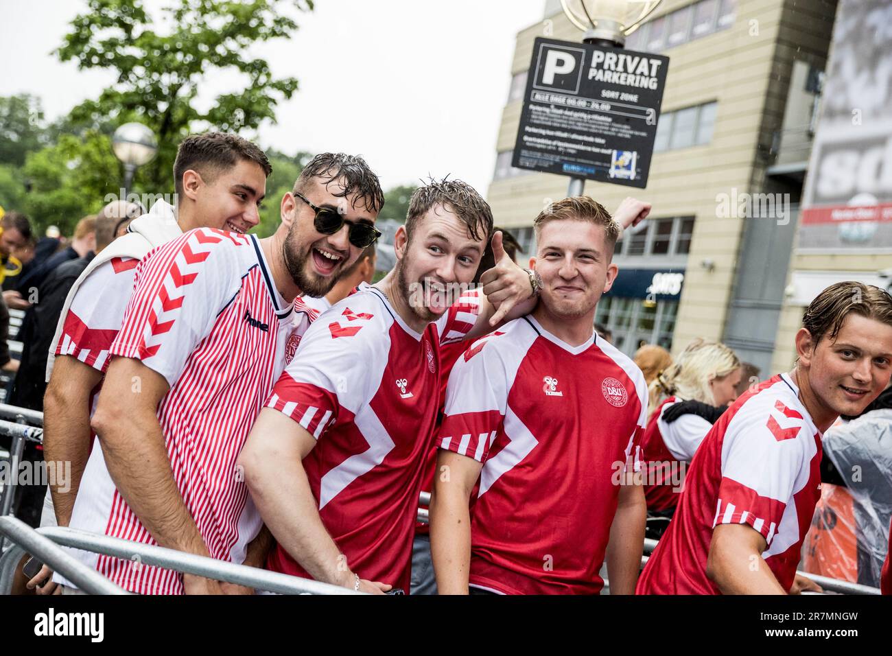 Copenaghen, Danimarca. 16th giugno, 2023. Gli appassionati di calcio danesi arrivano allo stadio prima della partita di qualificazione UEFA euro 2024 tra Danimarca e Irlanda del Nord a Parken a Copenaghen. (Photo Credit: Gonzales Photo/Alamy Live News Foto Stock