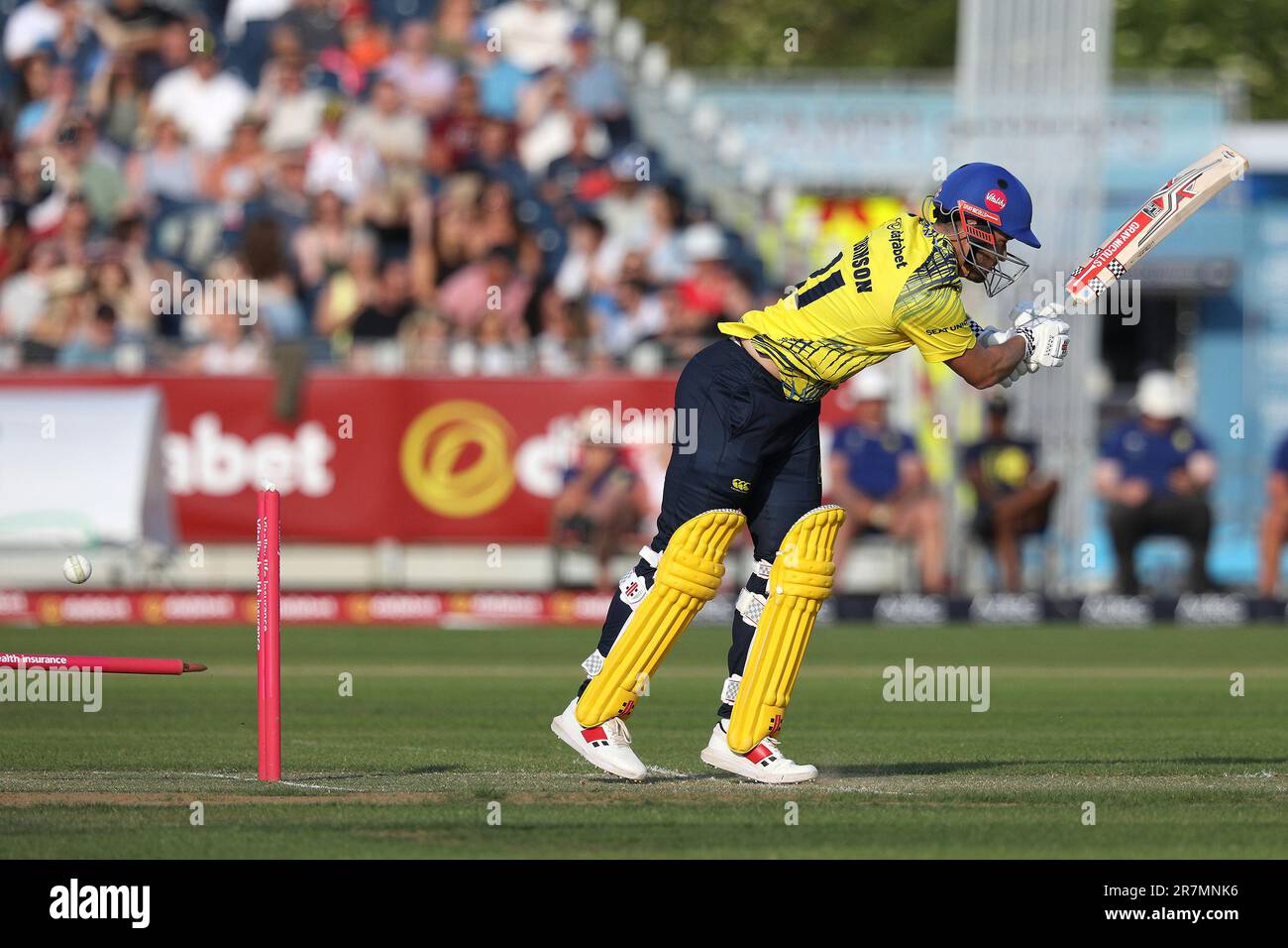 Ollie Robinson di Durham è invisionato da George Scrimshaw del Derbyshire durante la partita Blast Vitality T20 tra i Falcons di Durham vs Derbyshire al Seat Unique Riverside, Chester le Street venerdì 16th giugno 2023. (Foto: Robert Smith | NOTIZIE MI) Credit: NOTIZIE MI & Sport /Alamy Live News Foto Stock