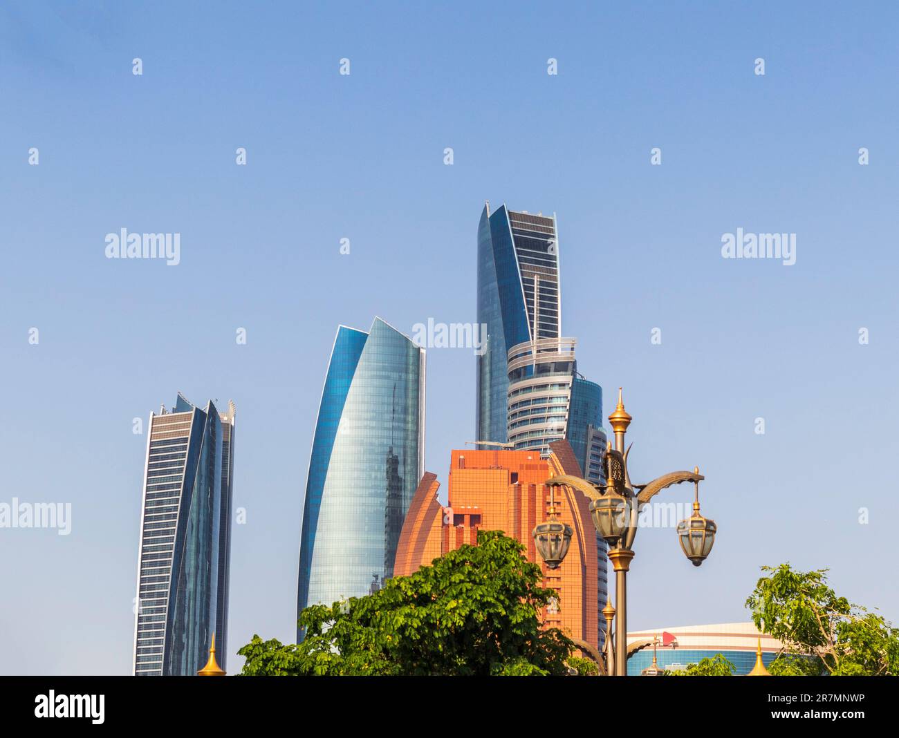 Abu Dhabi, Emirati Arabi Uniti - 05.26.2023 - immagine degli edifici moderni della città Foto Stock Abu Dhabi, Emirati Arabi Uniti - 05.26.2023 - immagine degli edifici moderni della città Foto Stock