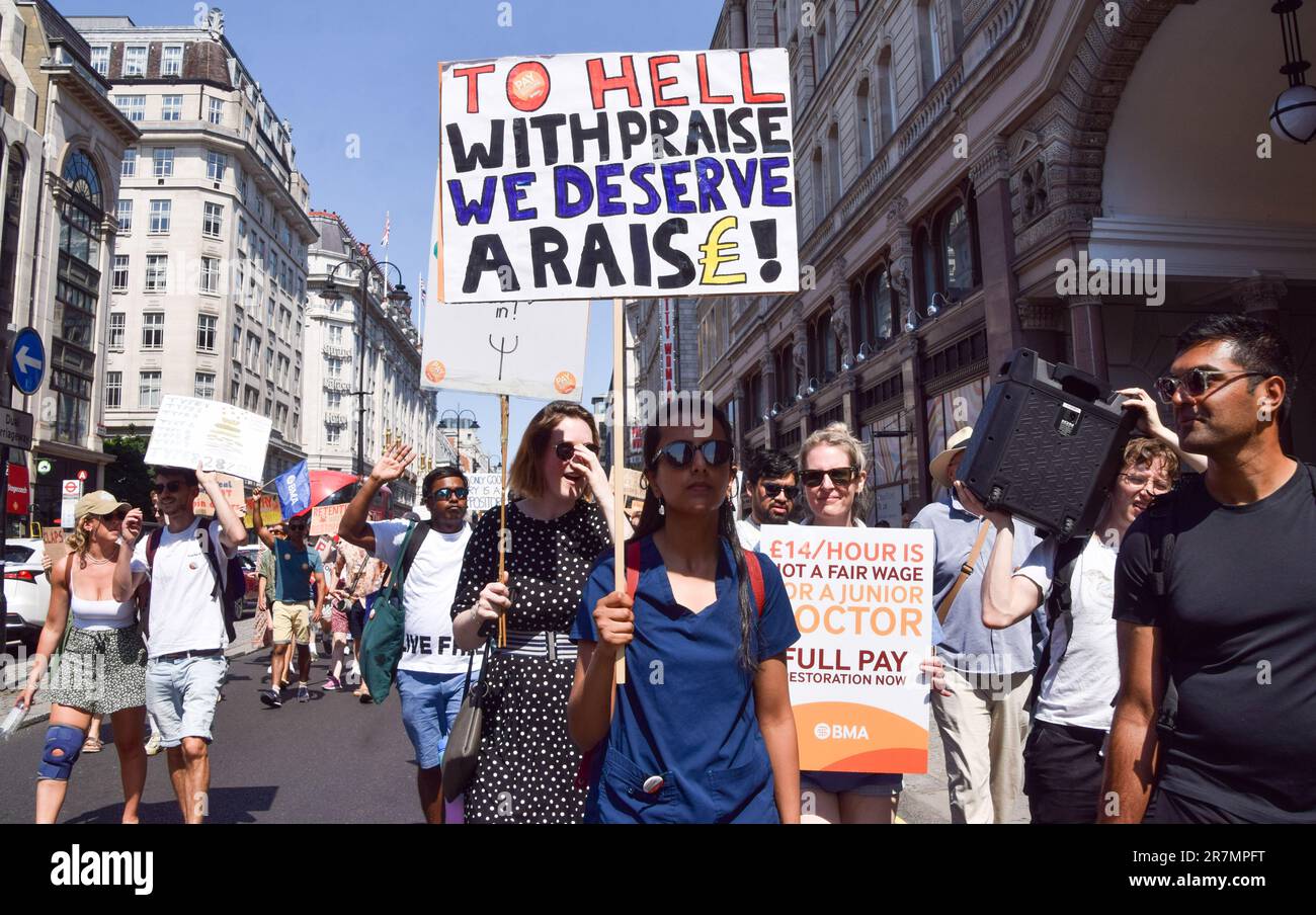 Londra, Regno Unito. 16th giugno 2023. I medici junior marciano attraverso lo Strand mentre il loro sciopero sopra il ripristino di paga continua. Credit: Vuk Valcic/Alamy Live News Foto Stock