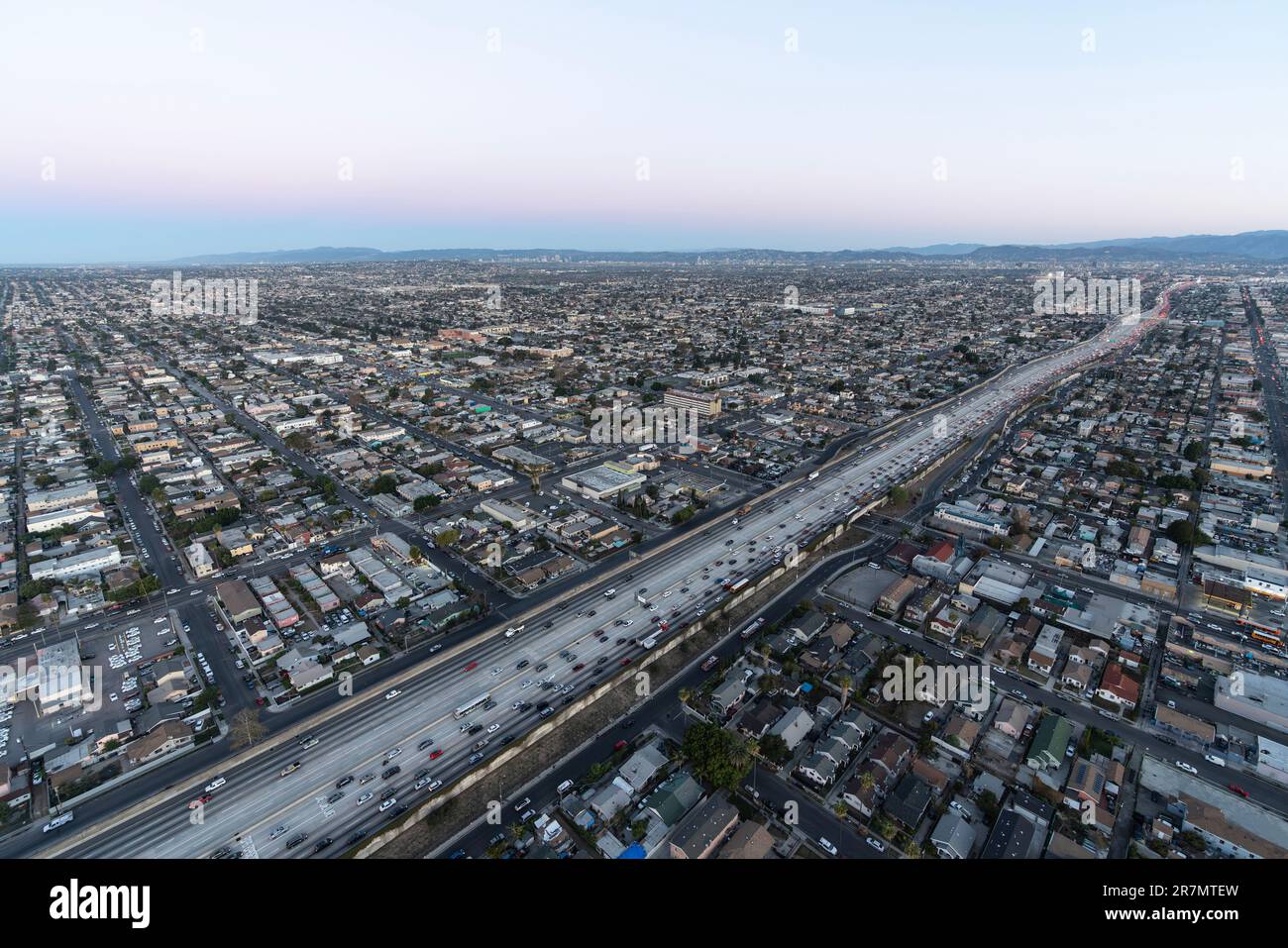 Vista aerea dell'alba sulla superstrada Harbor 110 vicino a Florence Ave a sud del centro di Los Angeles, nella California meridionale. Foto Stock