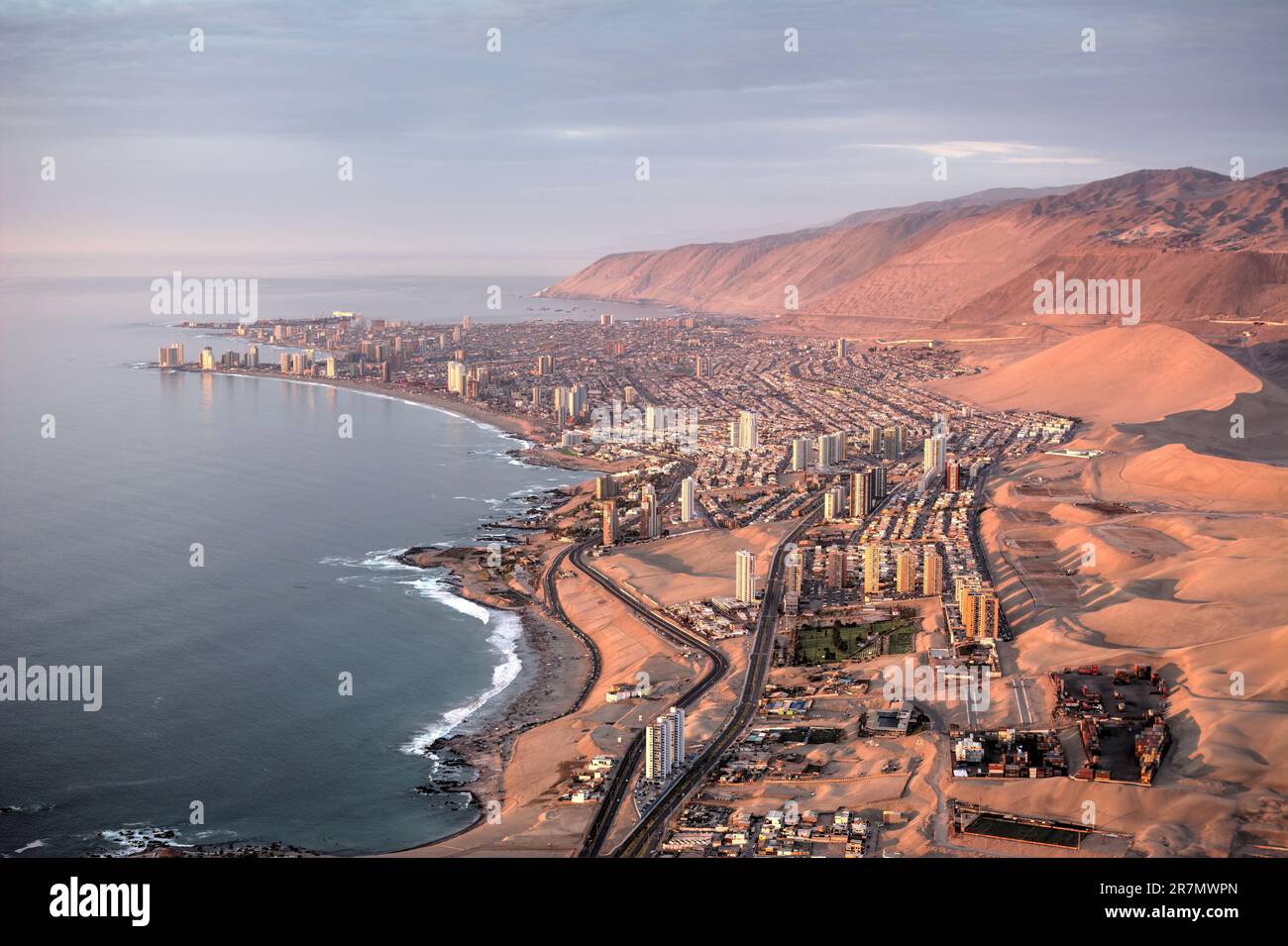 Vista panoramica elevata della città costiera di Iquique nel nord del Cile Foto Stock