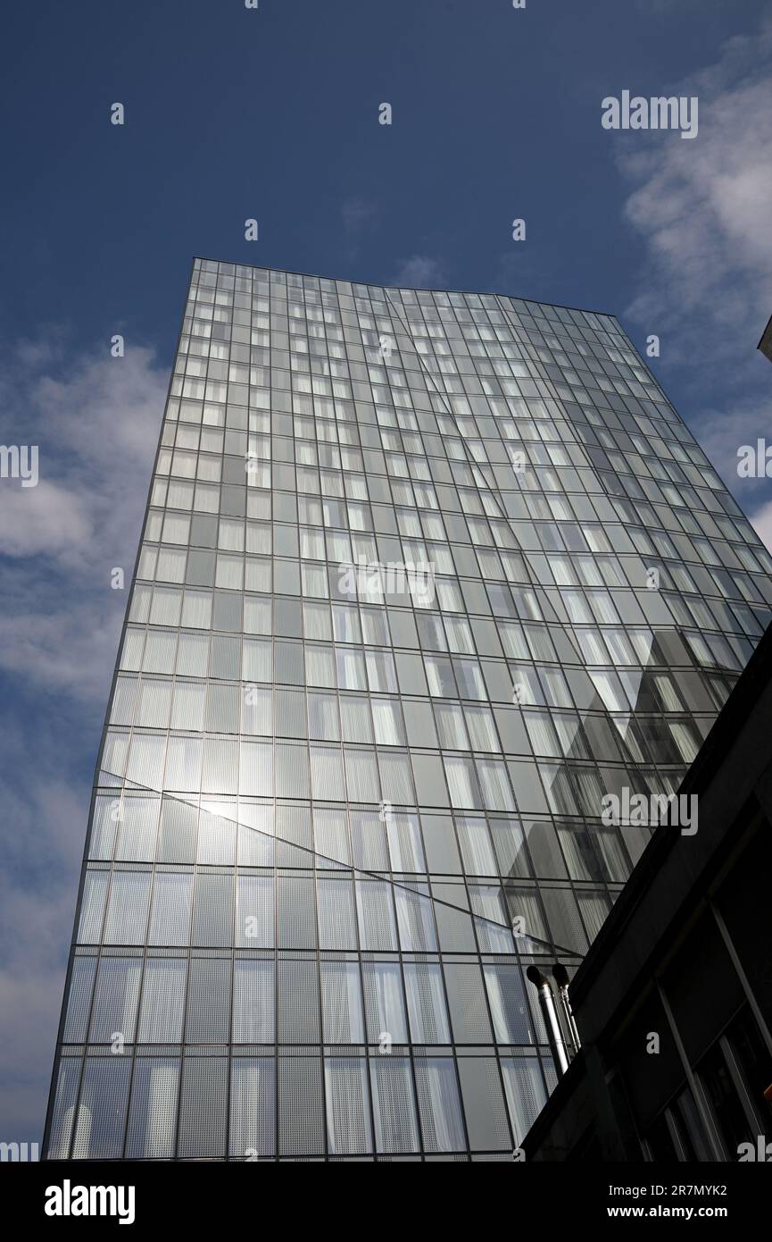 Alto edificio professionale in vetro Foto Stock