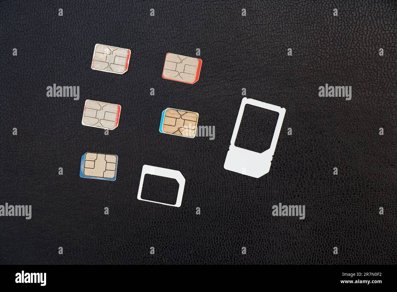 diverse schede sim si trovano su uno sfondo nero Foto Stock