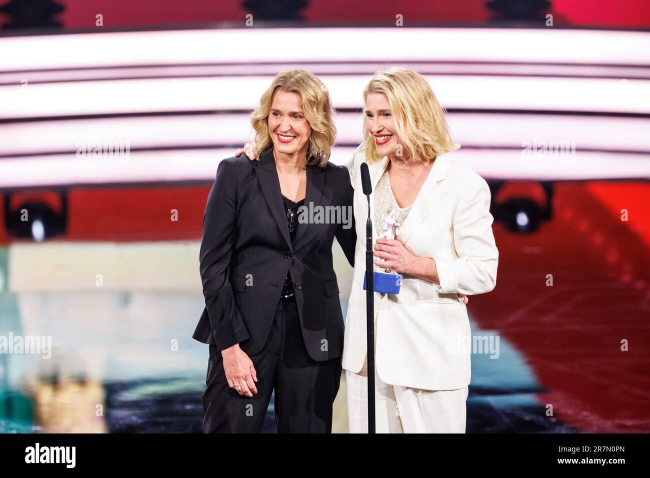 Monaco, Germania. 16th giugno, 2023. Alexandra Kordes (r) e Meike Kordes stanno al Prinzregententheater per ringraziare il pubblico per il loro premio durante la cerimonia del Bavarian Film Award. Le due sorelle hanno ricevuto il Bavarian Film Award nella categoria 'Family Entertainment' per il film 'The School of Magic Animals 2. Credit: Matthias Balk/dpa/Alamy Live News Foto Stock