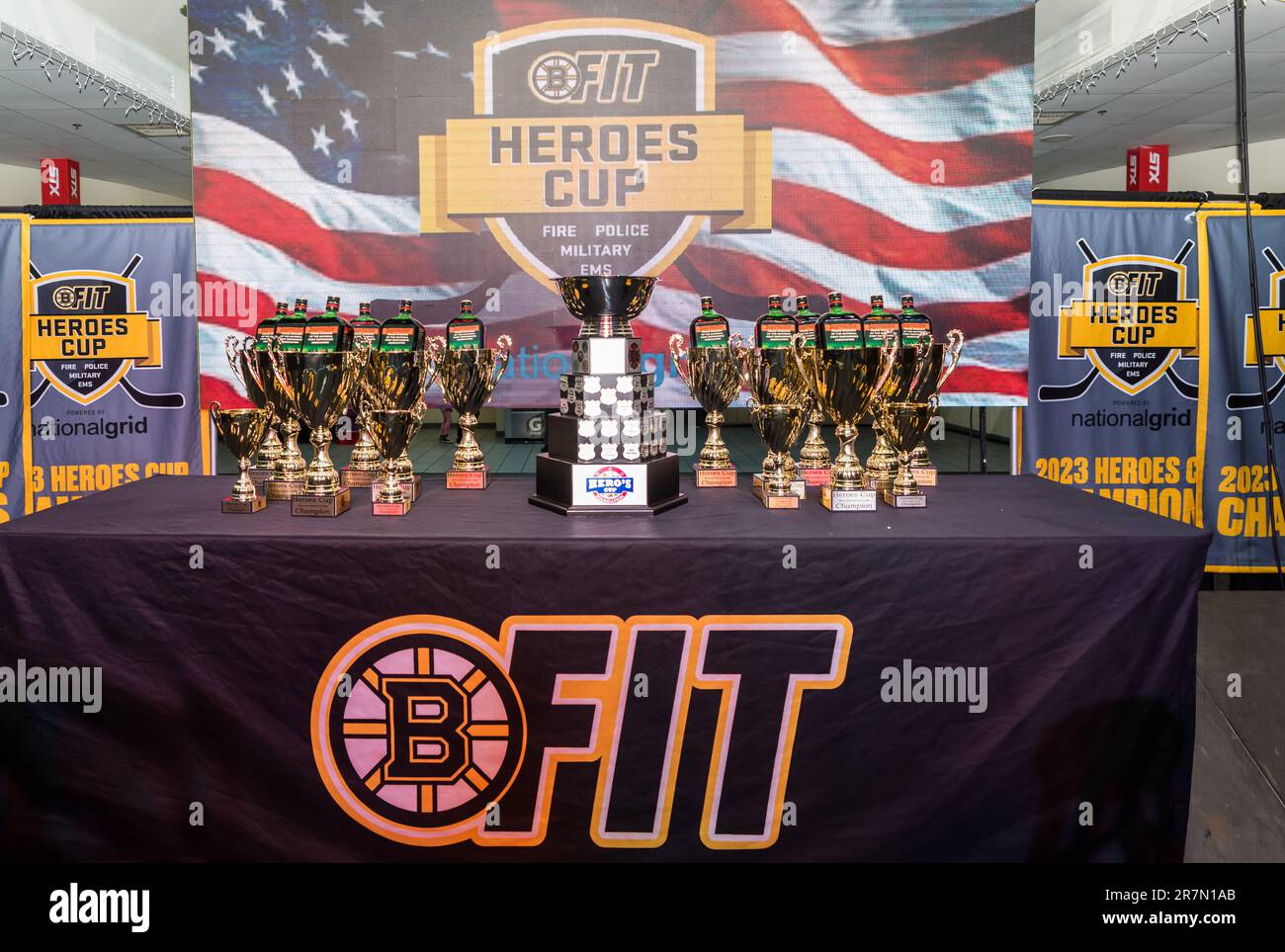 La BFit Heroes Cup Hockey è un evento che riunisce soccorritori e membri militari per raccogliere fondi a sostegno di molte organizzazioni benefiche. Foto Stock