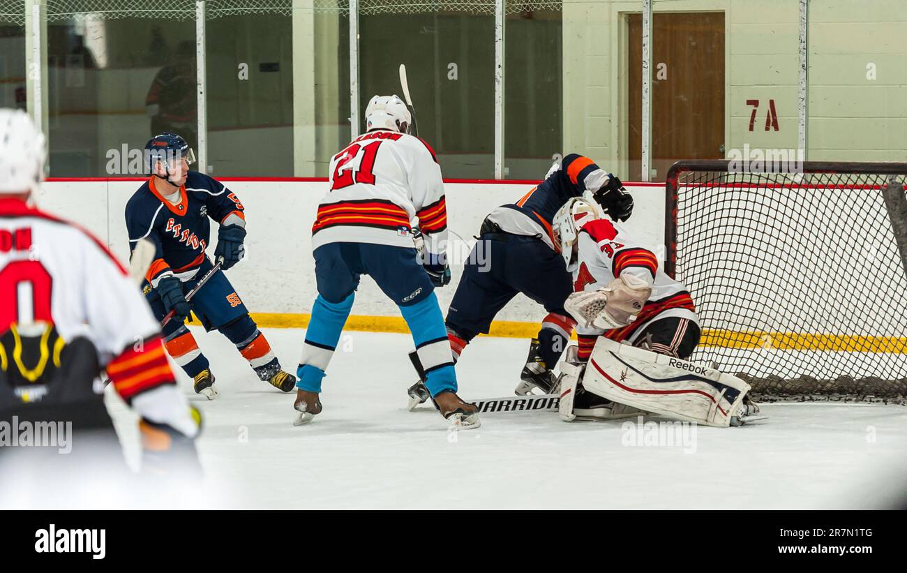 La BFit Heroes Cup Hockey è un evento che riunisce soccorritori e membri militari per raccogliere fondi a sostegno di molte organizzazioni benefiche. Foto Stock