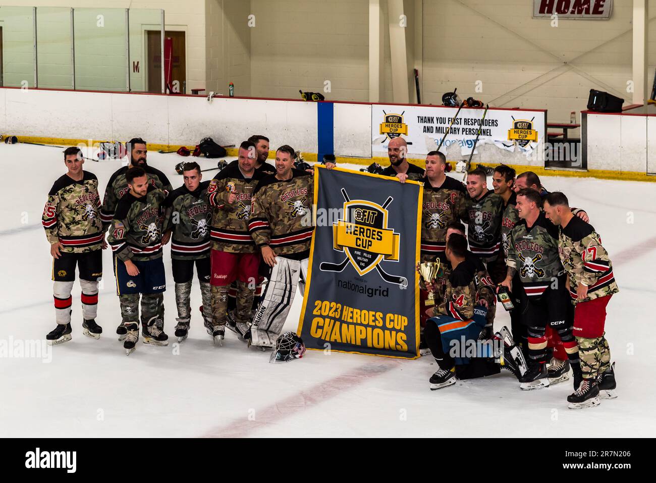 La BFit Heroes Cup Hockey è un evento che riunisce soccorritori e membri militari per raccogliere fondi a sostegno di molte organizzazioni benefiche. Foto Stock