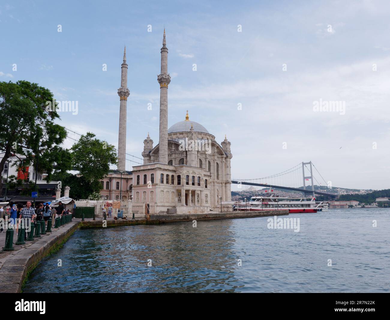 Moschea Büyük-Mecidiye, nota anche come Moschea Ortaköy, a Ortaköy accanto al Bosforo a Istanbul, Turchia. Foto Stock