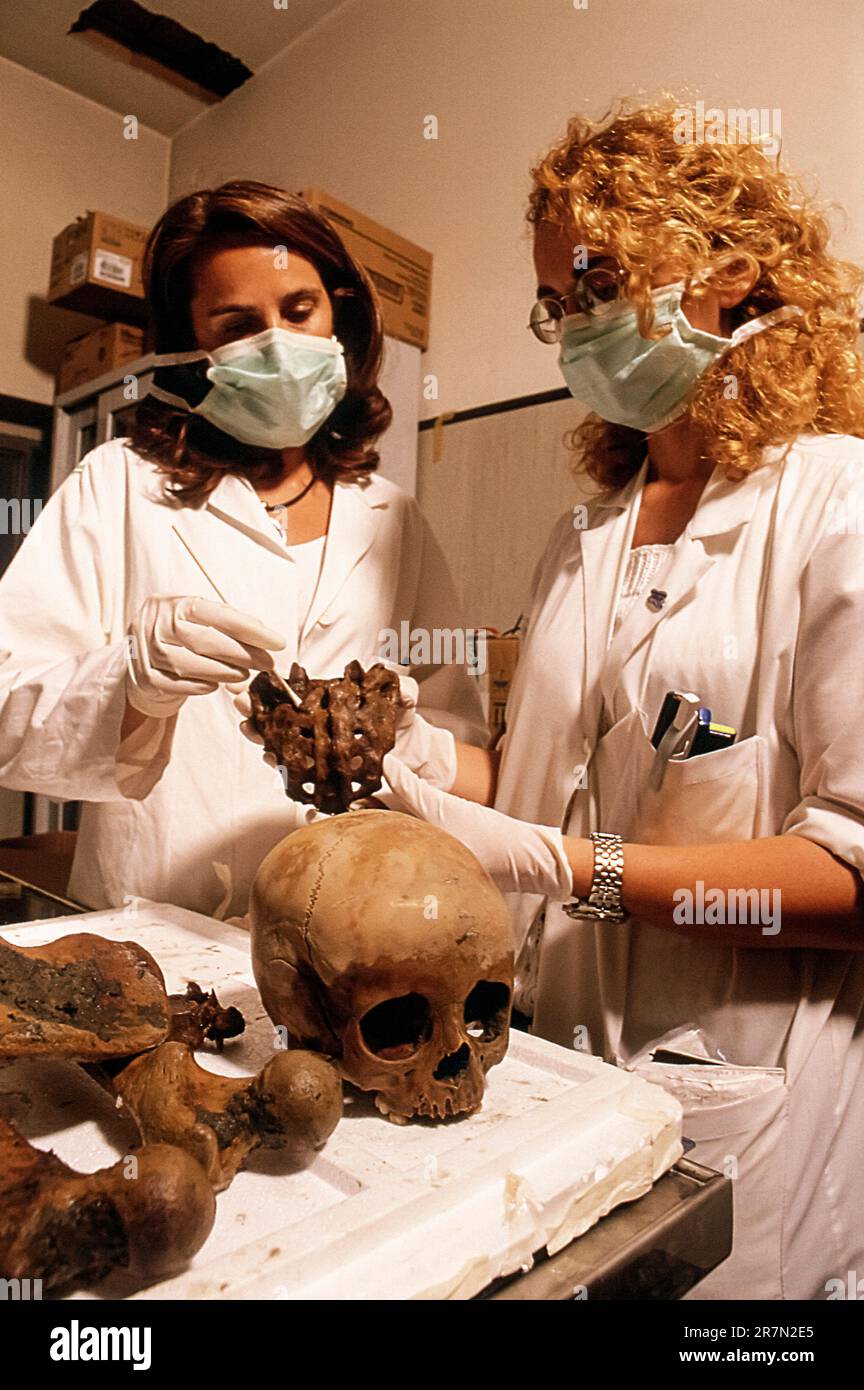 Italia Campania Pompei villa Moregine, gli scavi archeologici - cranio dell'uomo morte durante l'eruzione del vulcano Vesuvio Foto Stock