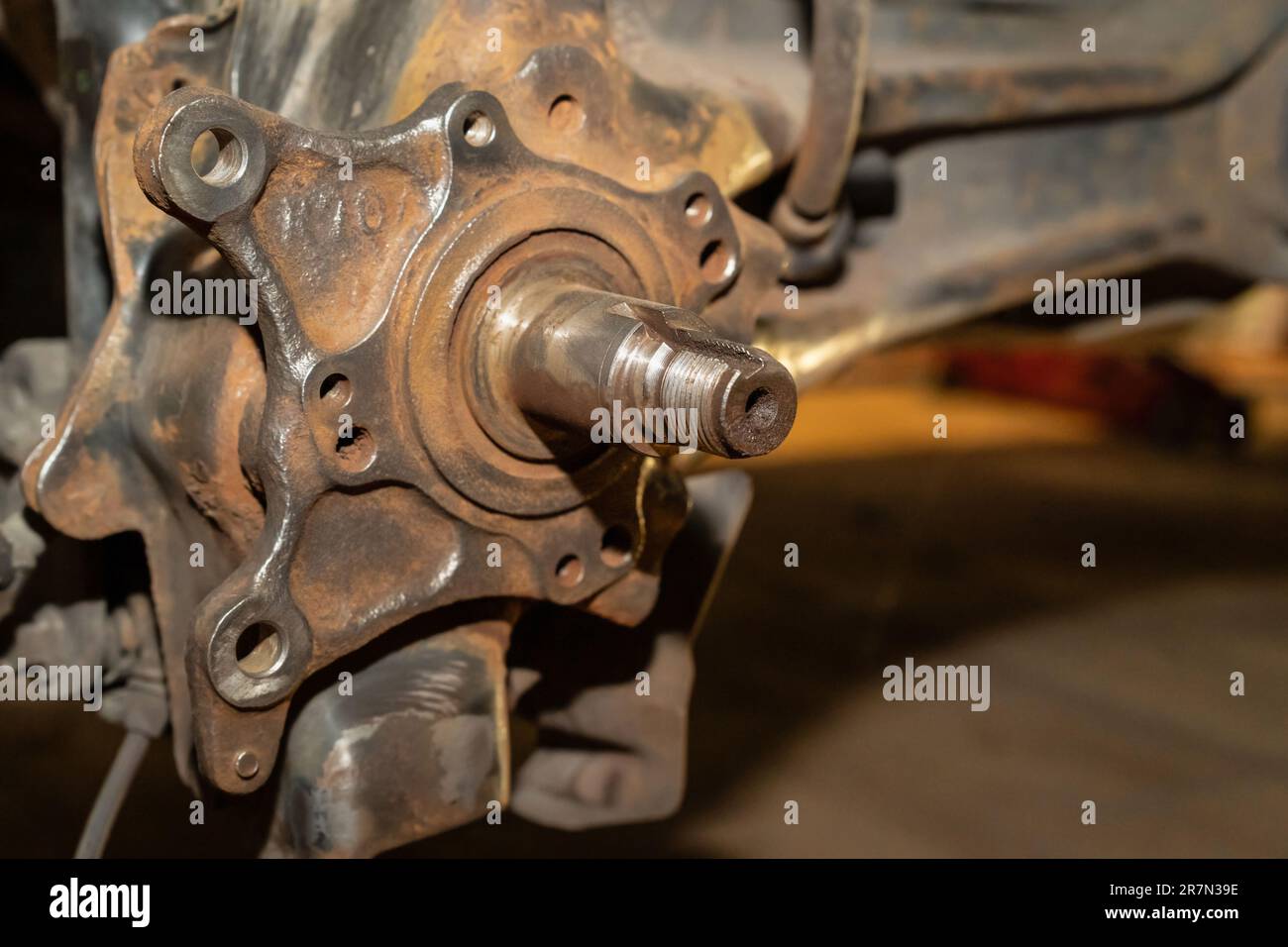 Sostituzione e sostituzione del cuscinetto della ruota e del disco del freno. Manutenzione automatica. Officina. Foto Stock