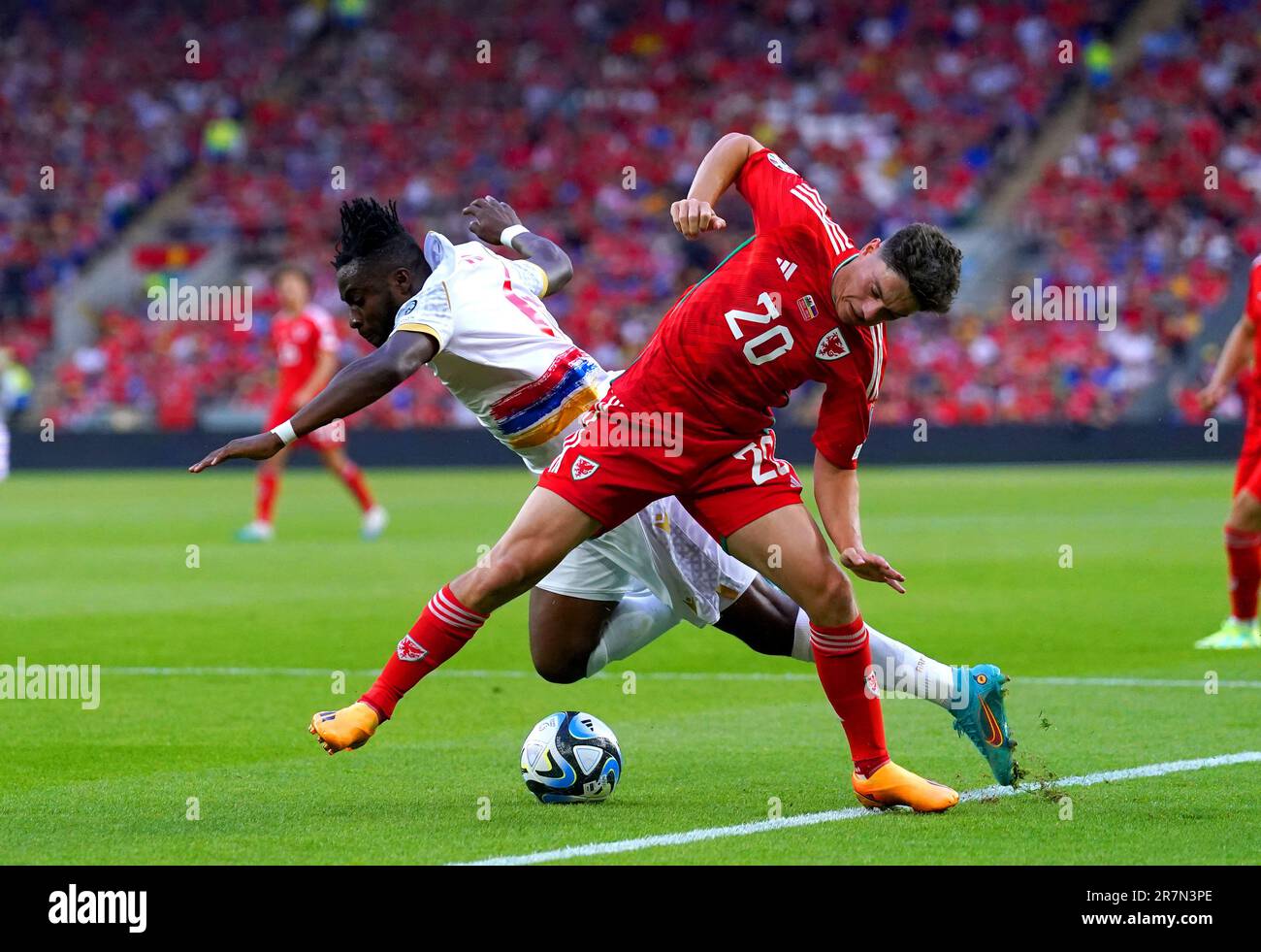 Daniel James del Galles e Ugochukwu IWU dell'Armenia combattono per la palla durante la partita UEFA euro 2024 Qualificative Group D al Cardiff City Stadium di Cardiff. Data immagine: Venerdì 16 giugno 2023. Foto Stock