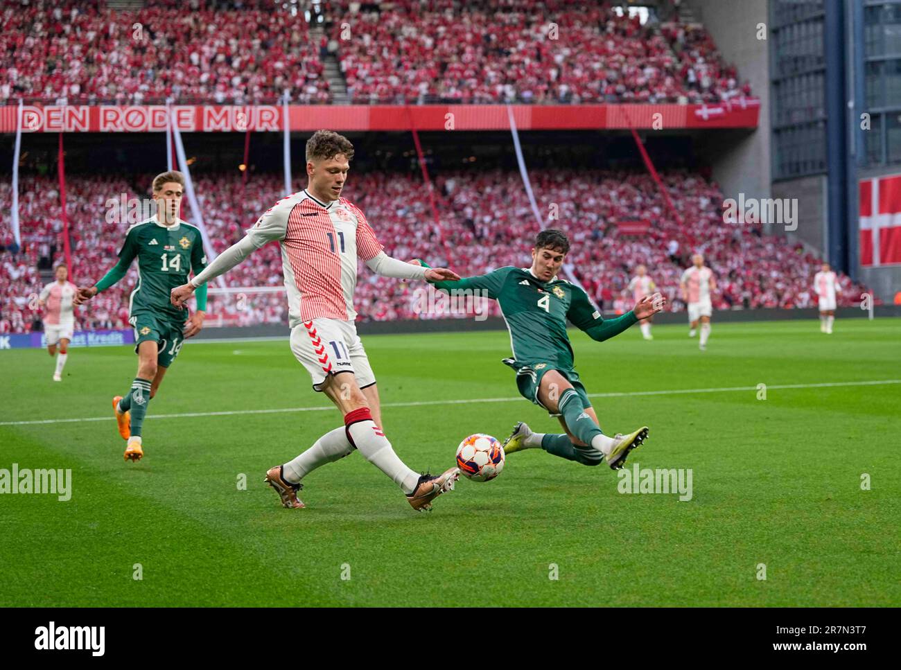 Parken, Copenaghen, Danimarca. 16th giugno, 2023. Andreas Skov Olsen (Danimarca) controlla la palla durante una partita di qualificazione del Campionato europeo UEFA 2023/2024 di Gruppo H, Danimarca vs Irlanda del Nord, a Parken, Copenaghen, Danimarca. Kim Price/CSM/Alamy Live News Foto Stock