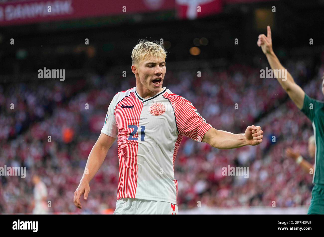 Parken, Copenaghen, Danimarca. 16th giugno, 2023. Rasmus HÃ¸jlund (Danimarca) gesta durante un Campionato europeo UEFA Qualification 2023/2024 gioco di Gruppo H, Danimarca vs Irlanda del Nord, a Parken, Copenaghen, Danimarca. Kim Price/CSM/Alamy Live News Foto Stock