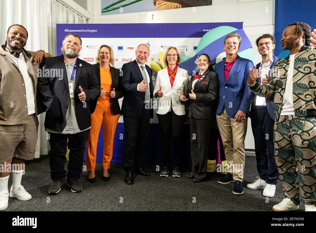 (L-R) Yosef Wolde-Mariam, Madcon, Mark Solomeyer, Vice Presidente e portavoce Athlete Olimpiadi speciali Germania, Nancy Faeser, Ministro federale dell'interno e degli affari interni della Germania, Kai Wegner, Sindaco governativo di Berlino, Christiane Krajewski, Presidente delle Olimpiadi speciali Germania, Renee Manfredi SO Athlete e Sargent Shriver Global Messenger, Timothy River Presidente Special Olympics International, Sven Albrecht, CEO del Comitato Organizzatore dei Giochi Olimpici Mondiali 2023 Berlino e Tshawe Baqwa, artisti Madcon, autori dell'inno dei Giochi 2023 di Berlino partecipano al Foto Stock