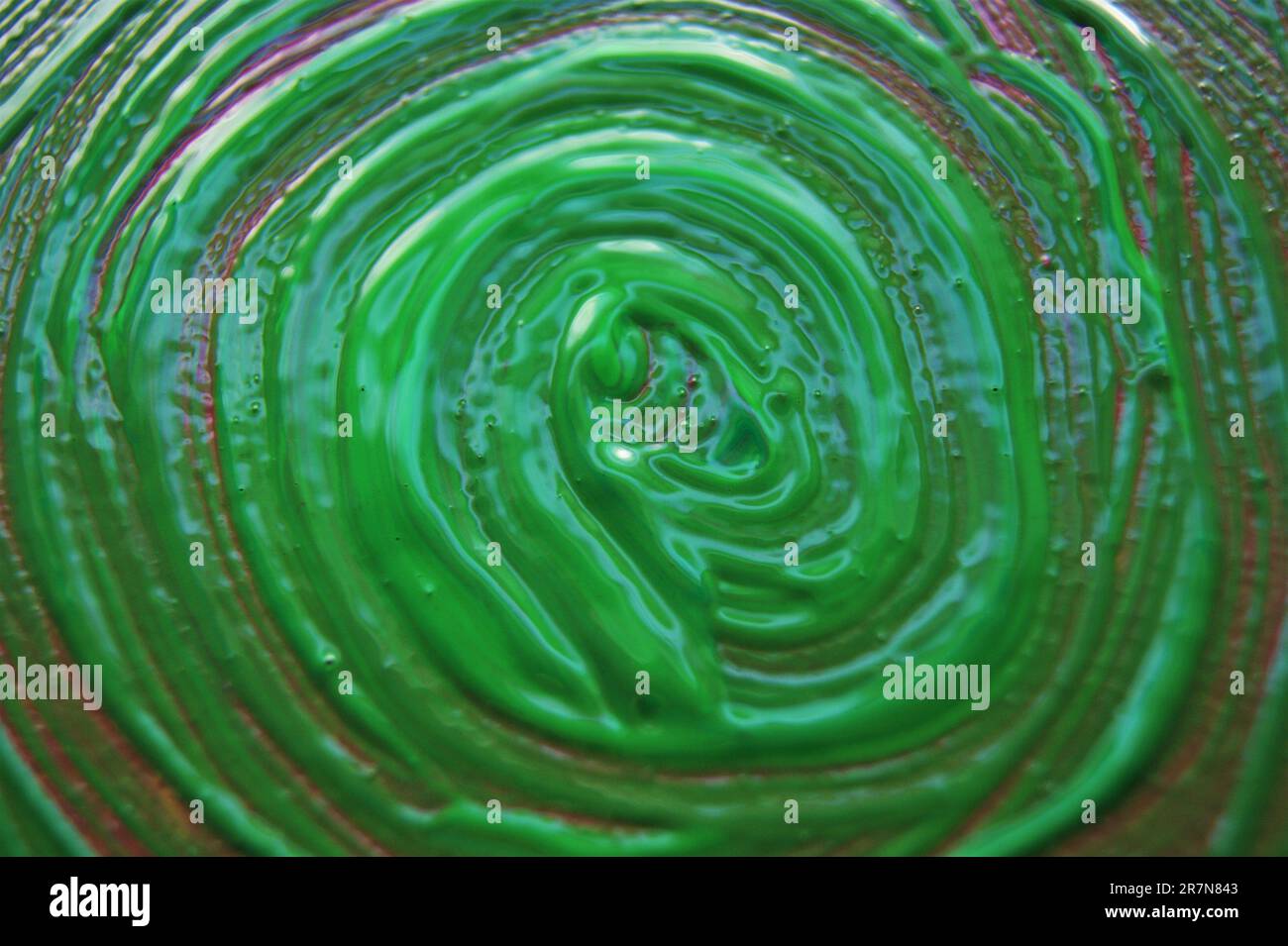 Vortice disegnato con vernice acrilica verde. Sfondo astratto. Foto Stock