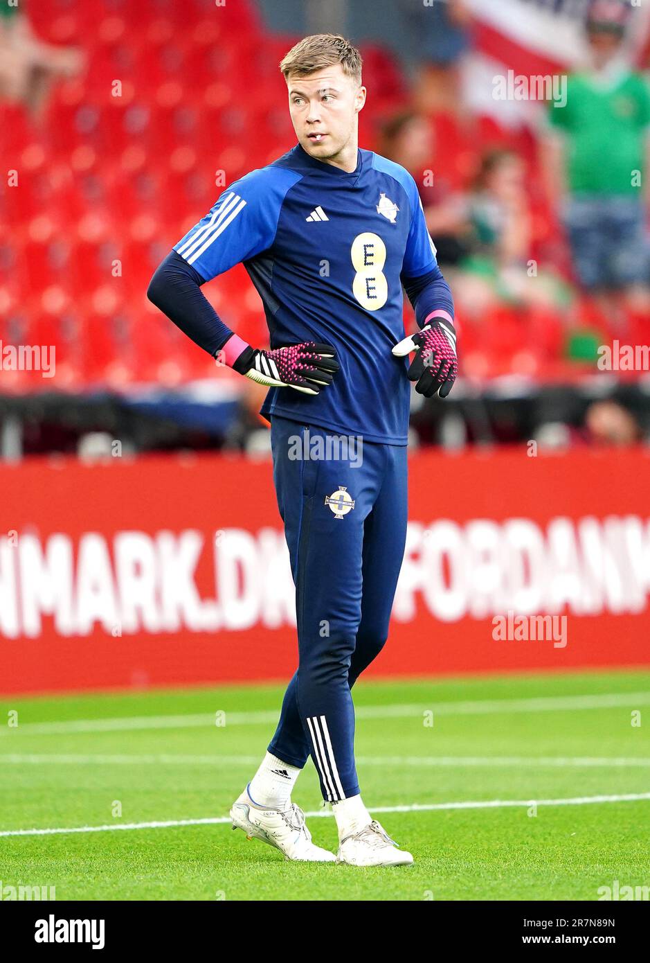 Il portiere dell'Irlanda del Nord Bailey Peacock-Farrell si scalda prima del calcio d'inizio prima della partita di qualificazione UEFA euro 2024 del Gruppo H al Parken Stadium, Copenaghen. Data immagine: Venerdì 16 giugno 2023. Foto Stock