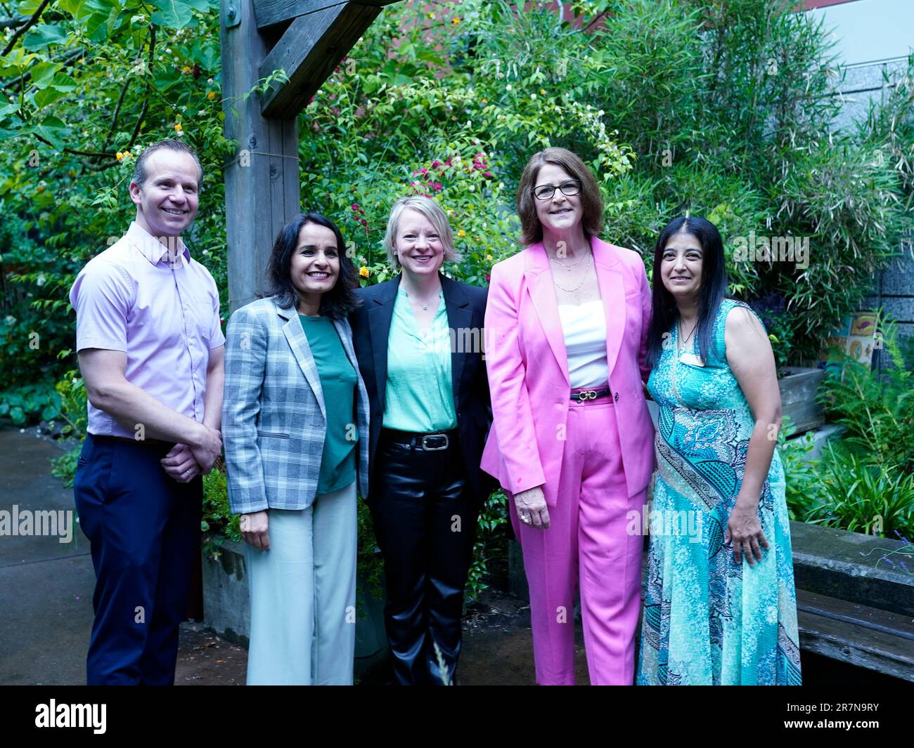 Il 16 giugno 2023, il Ministro dell'Istruzione e dell'infanzia della British Columbia, Rachna Singh e Bowinn ma, MLA per North Vancouver-Lonsdale alla Ridgeway Elementary School di North Vancouver, British Columbia. BC Ministro dell'istruzione e dell'assistenza all'infanzia, Rachna Singh (2nd da sinistra), North Vancouver Mayor, Linda Buchanan, (secondo da destra), Kulvir Mann, North Vancouver Board of Education Trustee.(estrema destra) Photo: WES Shaw/ ShotBug Press @wesleyallenshaw Foto Stock