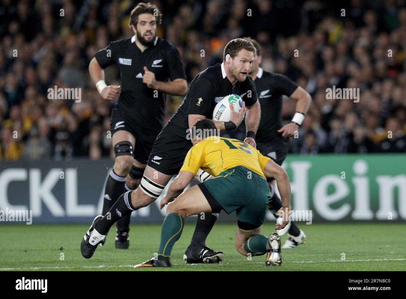 Il Kieran Read della Nuova Zelanda è affrontato da Anthony Faingaa in Australia durante la seconda semifinale della Coppa del mondo di rugby 2011, Eden Park, Auckland, Nuova Zelanda, domenica, Ottobre 16, 2011. Foto Stock