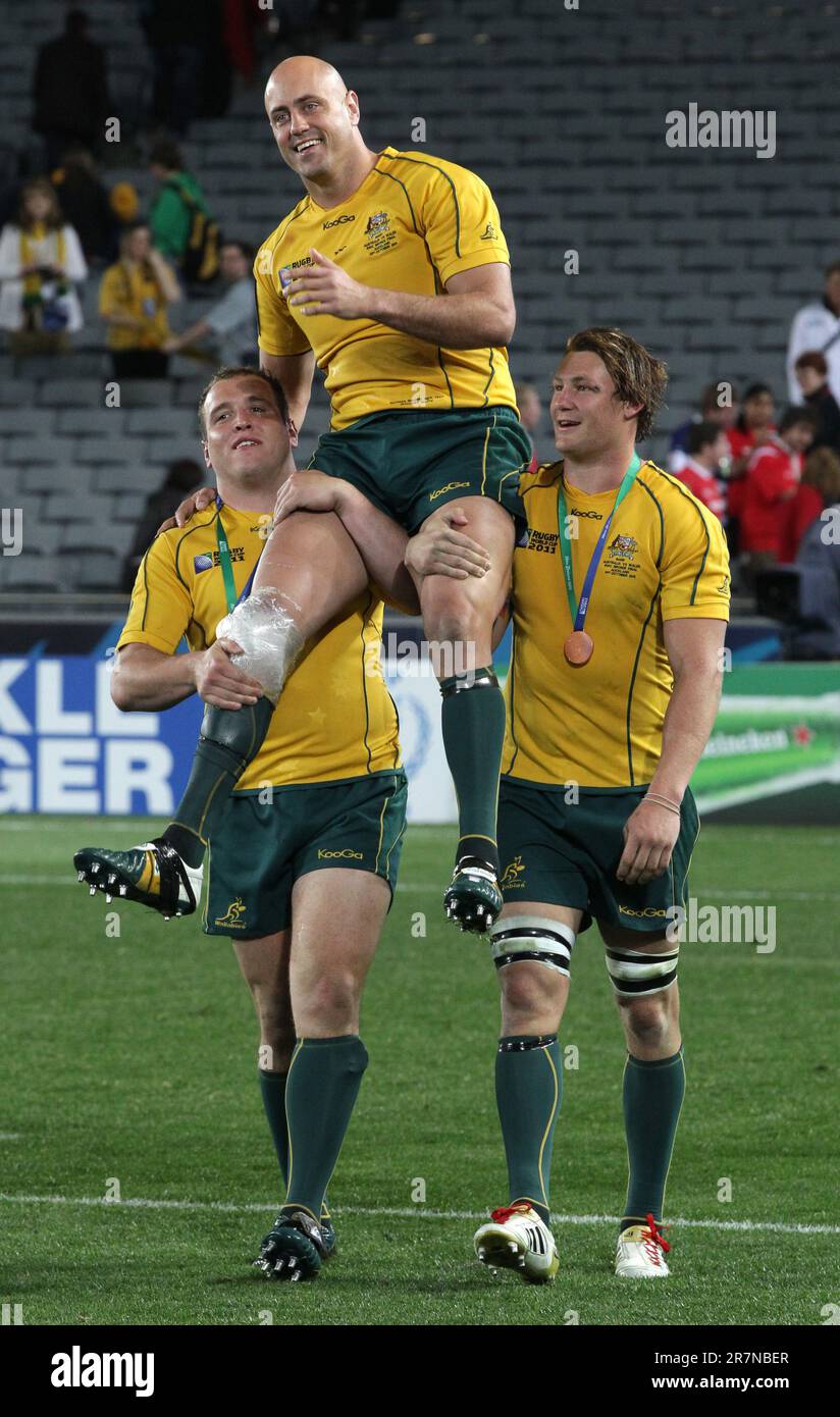 Il Nathan Sharpe australiano viene portato fuori campo da James Slipper e Scott Higginbotham dopo aver giocato il suo 100th internazionale sconfiggendo il Galles nella finale di bronzo della Coppa del mondo di rugby 2011, Eden Park, Auckland, Nuova Zelanda, Venerdì, Ottobre 21, 2011. Foto Stock