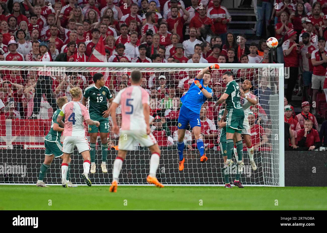 Parken, Copenaghen, Danimarca. 16th giugno, 2023. Bailey Peacock-Farrell (Irlanda del Nord) controlla la palla durante un Campionato europeo UEFA Qualification 2023/2024 Group H game, Danimarca vs Irlanda del Nord, a Parken, Copenaghen, Danimarca. Kim Price/CSM/Alamy Live News Foto Stock