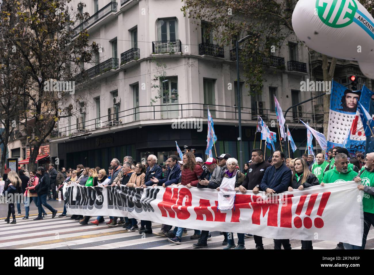 Buenos Aires, Argentina. 16th giugno, 2023. La protesta, di portata nazionale, con mobilitazioni e blocchi stradali, aveva l'obiettivo di "reiettare le politiche del FMI” e di chiedere un aumento di emergenza e uno stipendio universale che generi uno "shock istripositivo”. L'epicentro era la città di Buenos Aires dove le colonne convergevano su Avenida de Mayo e 9 de Julio per marciare verso Plaza de Mayo. (Credit: Esteban Osorio/Alamy Live News) Foto Stock