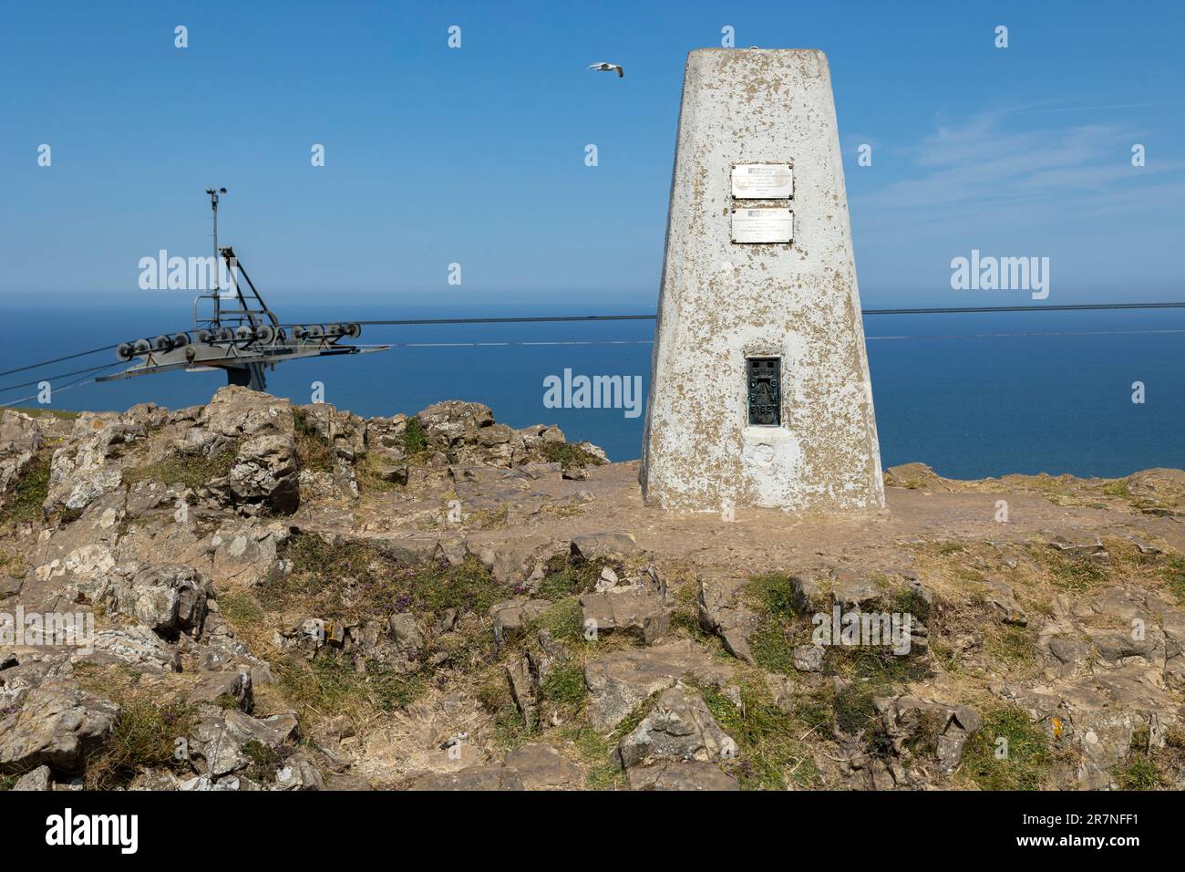 Indicatore sommitale in cima alla Grande Orme, un promontorio calcareo sulla costa settentrionale del Galles Foto Stock