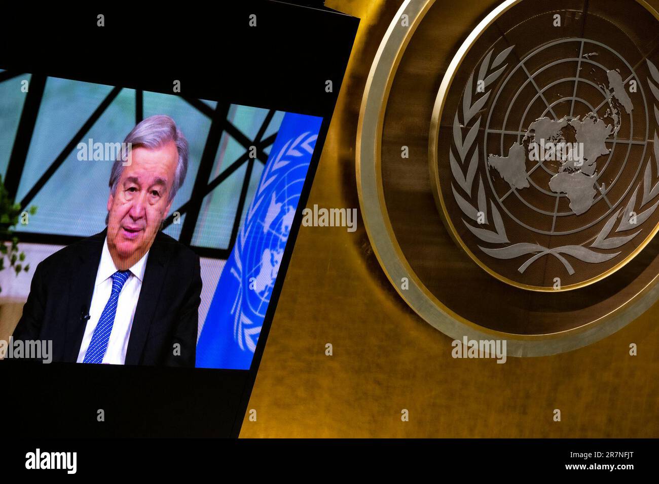 (230616) -- NAZIONI UNITE, 16 giugno 2023 (Xinhua) -- il Segretario generale delle Nazioni Unite Antonio Guterres (sullo schermo) parla ad un evento di alto livello in occasione della Giornata Mondiale contro la desertificazione e la siccità attraverso un video clip preregistrato presso la sede delle Nazioni Unite a New York, il 16 giugno 2023. Venerdì Guterres ha chiesto pari diritti fondiari per le donne in occasione della Giornata mondiale contro la desertificazione e la siccità. (Manuel Elias/una Foto/Handout via Xinhua) Foto Stock