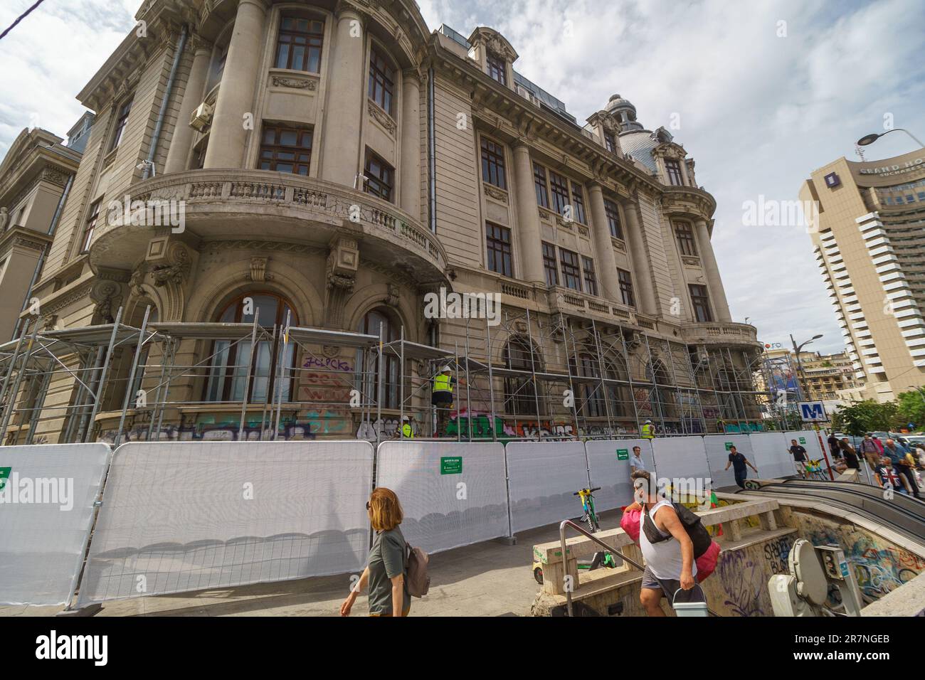 Bucarest, Romania. 16th giugno 2023: I costruttori iniziano l'assemblaggio del ponteggio necessario per iniziare i lavori di restauro delle facciate del Palazzo dell'Università di Bucarest. Il restauro e il consolidamento dell'edificio, iniziato nel marzo 2022, dureranno oltre 5 anni. Il Palazzo dell'Università di Bucarest, costruito tra il 1857-1869 secondo i piani dell'architetto Alexandru Orascu, è classificato come monumento architettonico. Credit: Lucian Alecu/Alamy Live News Foto Stock