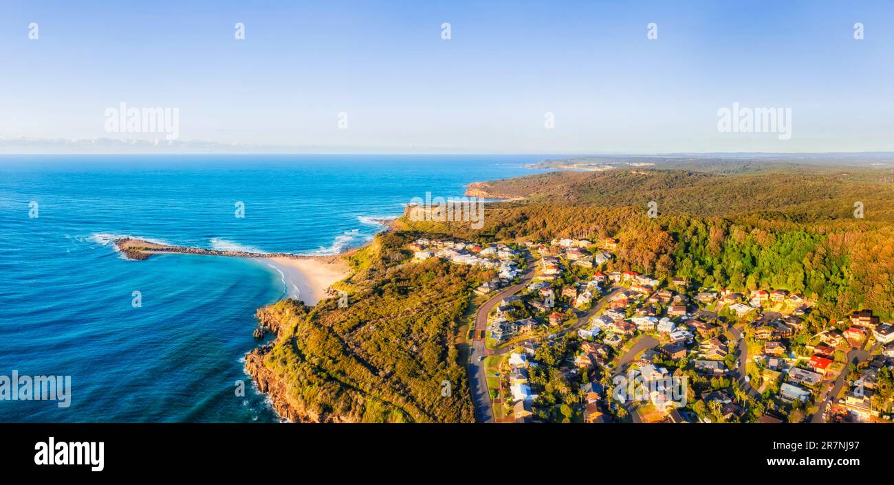 Spoon Rocks spiaggia panoramica in Caves città spiaggia della costa australiana oceano pacifico - panorama aereo. Foto Stock