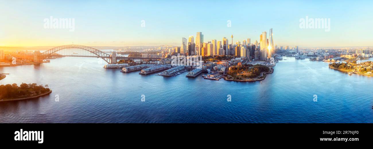Chiudi il panorama sui punti di riferimento del CBD della città di Sydney sul lungomare del Porto - panoramico paesaggio urbano aereo. Foto Stock