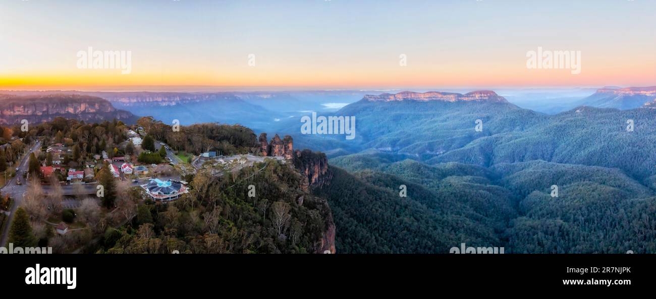 Panorama panoramico dell'alba panoramica aerea di Katoomba punto eco punto di osservazione a tre sorelle nelle Blue Mountains in Australia. Foto Stock