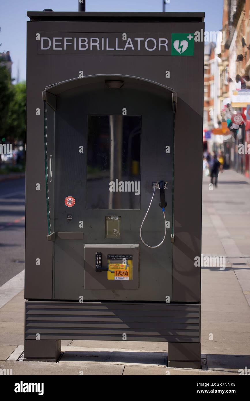 Streatham, Londra - 06 14 2023: Street Defibrillator Machine Foto Stock