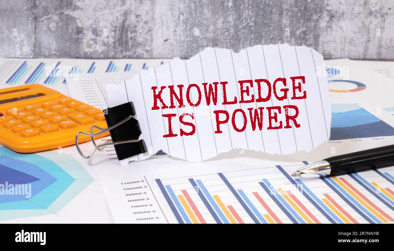 Concetto:la conoscenza è potere scritto su carta strappata con sfondo nero e penna. Foto Stock